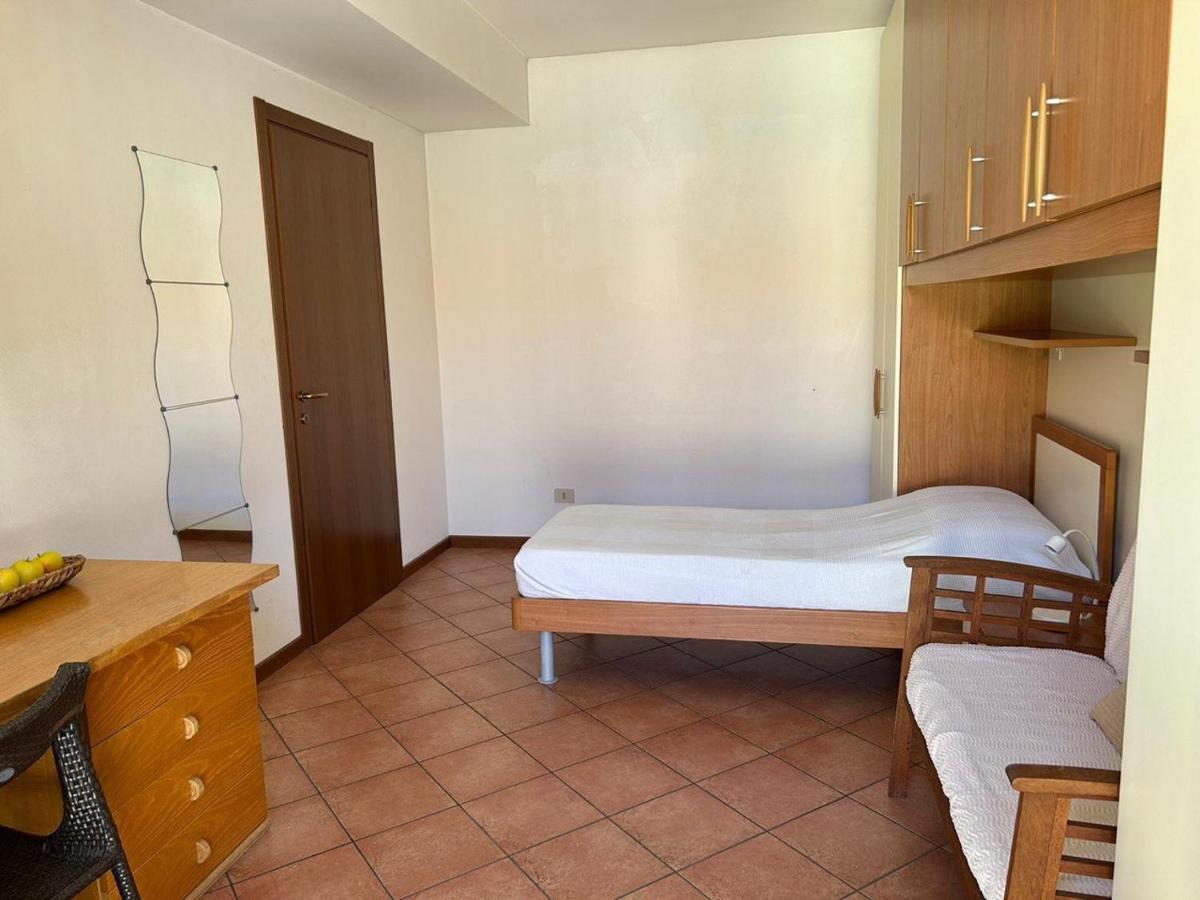 Lecco Only Females Guest House Екстер'єр фото